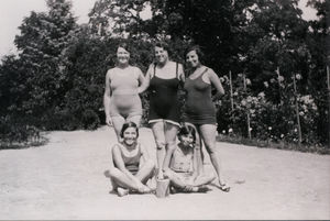 Gisi Fleischmann with her sisters-in-law and daughters, 30s