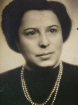  Portrait of Gisi Fleischmann with pearls. 40s