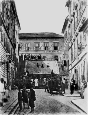 Bratislava, Klariská ulica. V dome naľavo bývala Gisi Fleischmann so svojou matkou.