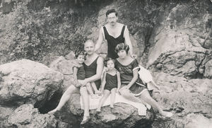 Gisi Fleischmannová s manželom, dcérami a bratom Gustavom Fischerom (vzadu)